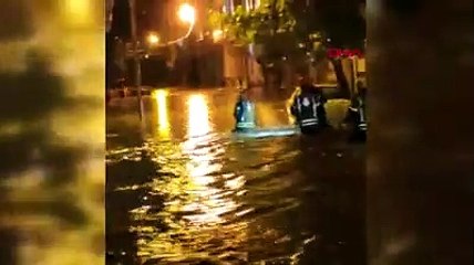 Esenyurt^ta sağnak yağış su baskınlarına yol açtı