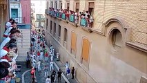 San Fermín | Los toros de La Palmosilla pisotean a un joven en la plaza del Ayuntamiento