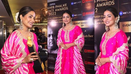 Hina Khan traditional अवतार में पहुंची DadaSaheb Phalke Awards में, Paparazzi को जमकर दिए pose !