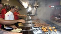 Çocukken bayramda et yiyemedi şimdi bin aileye kebap dağıtıyor