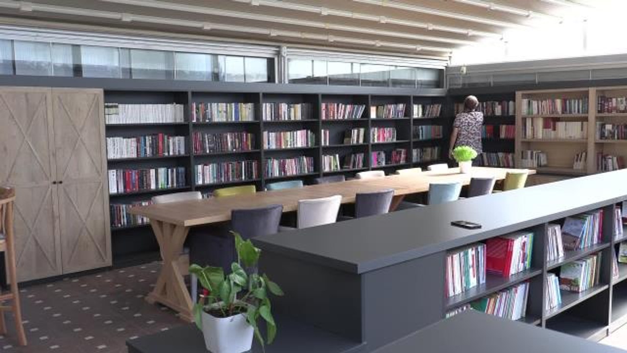 Bayraklı'nın İlk 'Kitap Kafe'si Hizmete Girdi: Kitap Okuyana Çay Ücretsiz