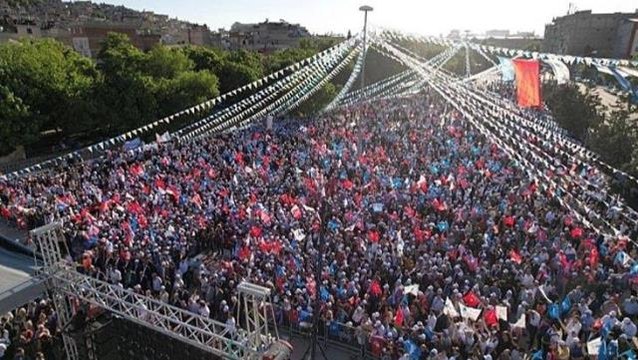 AK Partili ilçe başkanlığı, tanıtım için DEVA Partisi'nin miting fotoğrafını kullandı! Ortalık karışınca silmek zorunda kaldılar