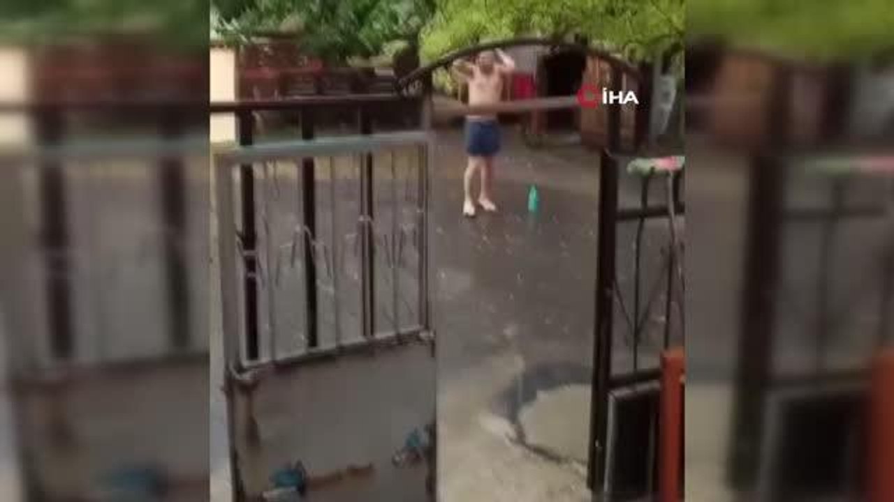 Arnavutköy'de yağmurun tadını çıkarmaya çalışan vatandaş cadde ortasında böyle yıkandı