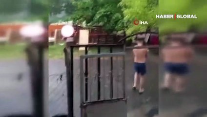 İstanbul'da vatandaşın duş keyfi: Eline şampuanını alıp yağmurda yıkandı