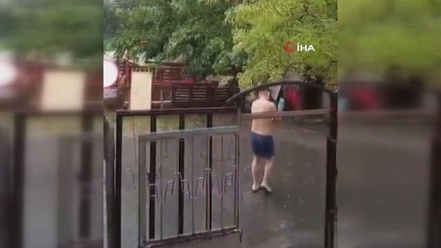 Arnavutköy’de vatandaş eline şampuanını alıp yağmurda yıkandı