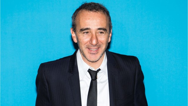 VOICI : « Papa était très fier : Elie Semoun se confie sur son père, deux ans après sa mort