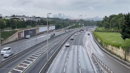 İstanbul'da İBB'nin kaldırdığı dikey bahçelerin yerine reklam panoları asıldı