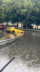 ŞİŞLİ'DE ARAÇLAR SU BİRİKİNTİSİNDE MAHSUR KALDI