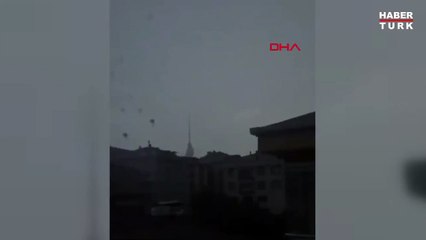 Çamlıca Kulesi'nin üzerindeki paratonere yıldırım düştüğü anlar kaydedildi