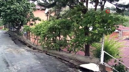 İstanbul'da yol gecekondunun üzerine çöktü