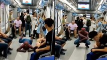 Antalya’da acemi Örümcek Adam'ın tramvaydaki gösterisi yolcuları güldürdü
