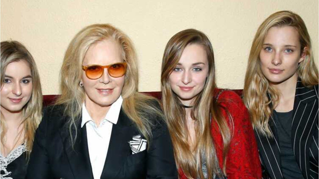 VOICI : "Comme des soeurs" : les confidences d'Emma Smet sur sa relation avec sa tante Darina Scotti-Vartan