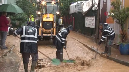 Ev ve işyerlerini su bastı, araçlar ilerlemekte zorluk çekti