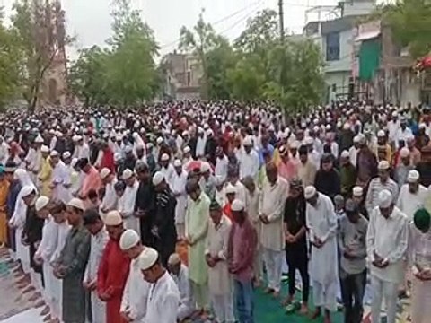 बारिश के बीच खुदा की बारगाह में झुके हजारों सिर