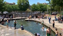 Diyarbakır'da hava sıcaklığı 43 dereceyi buldu, çocuklar süs havuzuna akın etti