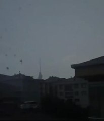 ÇAMLICA KULESİNE YILDIRIM DÜŞTÜĞÜ ANLAR KAMERADA