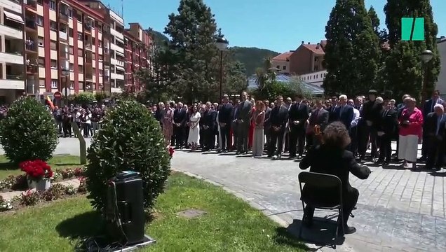 ¡Fuera, fuera! : Abucheos y pitos a Pedro Sánchez durante el homenaje a Miguel Ángel Blanco en Ermua