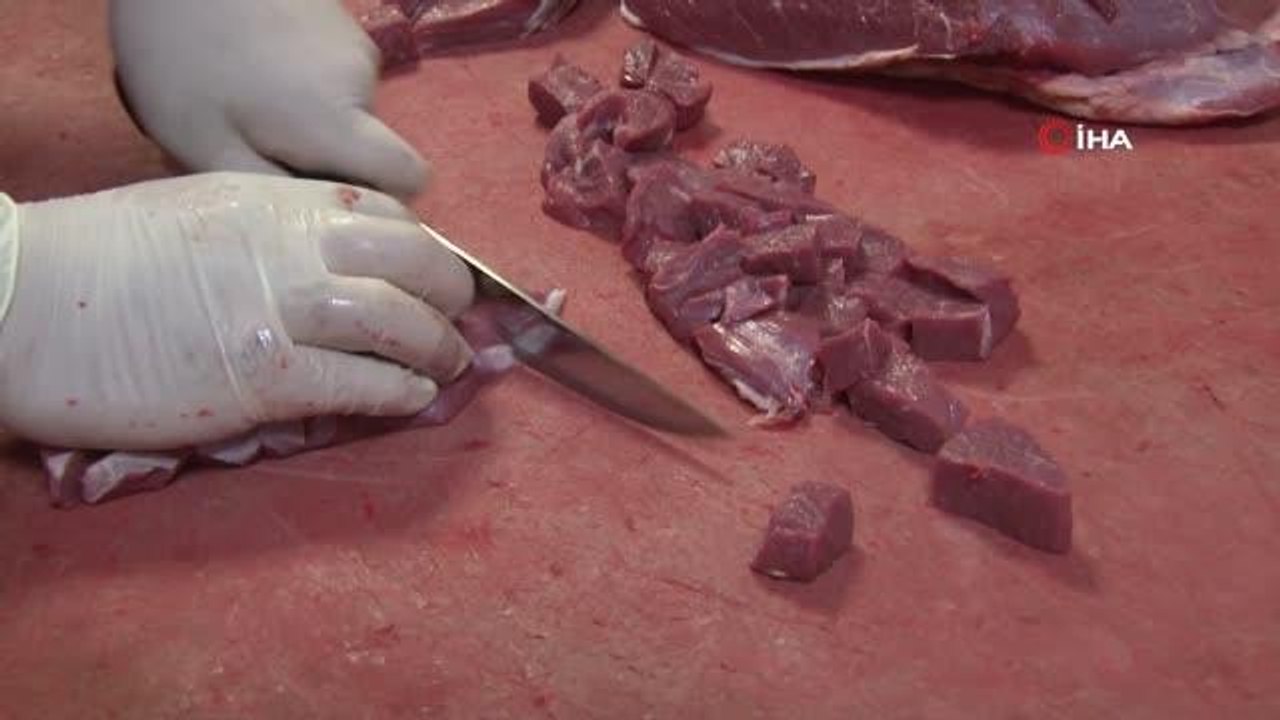 Kasap Okan Acar: "Kurban etinin, kıyma olması için 1 gün dinlenmesi gerekiyor"