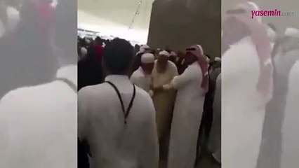 Şeytan taşlayan yaşlı adamın hırsı görenleri şaşkına çevirdi!