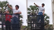 Shahrukh Khan ने बेटे Abram के साथ बकरीद पर Fans को ऐसे किया Eid Mubarak, Spotted outside Mannat