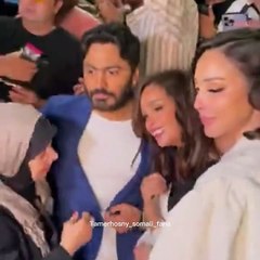 والدة تامر حسني تحتفل بنجاحه في ظهور نادر