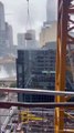 Video: Trabajador vivió momentos de pánico cuando quedó colgando a 30 pisos de altura