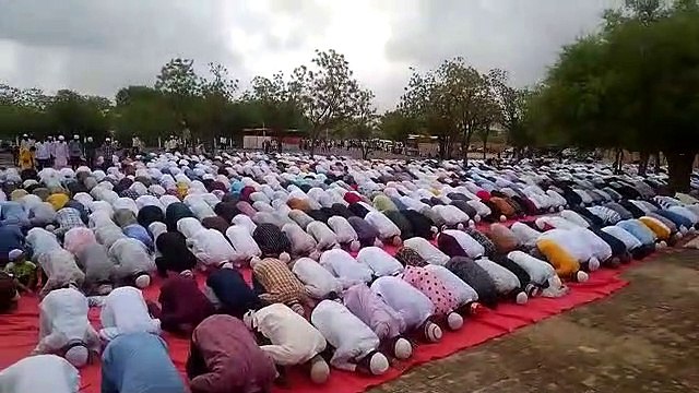 ईद-उल-अजहा पर नमाज पढ़ मांगी खुशहाली की दुआ