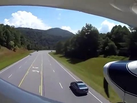 Ce pilote fait un atterrissage d'urgence sur une autoroute