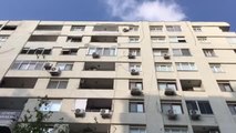 Bir apartmandan düşen beton parçaları kafede oturan 2 kişiyi yaraladı