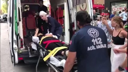 APARTMANDAN BETON PARÇALARI DÜŞTÜ; KAFEDE OTURAN 2 KİŞİ YARALANDI