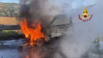 Auto prende fuoco a Cerqueto, fiamme vicine ai campi