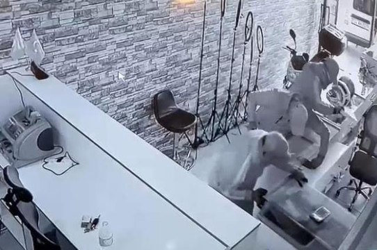 Kar maskeli 5 hırsız 700 bin TL'lik soygun yaptı