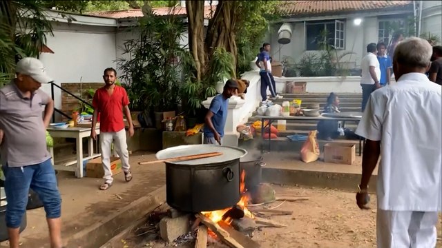 श्रीलंका की भूखी जनता ने राष्ट्रपति भवन में ही खोला लंगर । Sri Lanka Economic Crisis