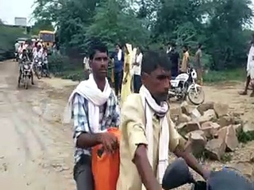 railway underpass: रेलवे अण्डरपास में पानी भरने की समस्या, आक्रोशित ग्रामीणों ने लगाया सड़क पर जाम-video