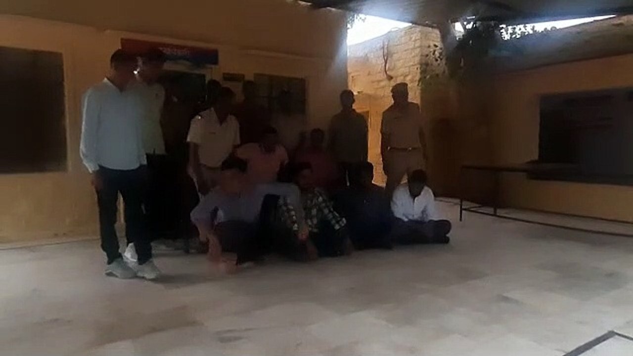 धोरों में दौड़ाई कार, पुलिस ने फायरिंग की, पीछा...