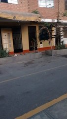 Familia cuelga su ropa en los cables