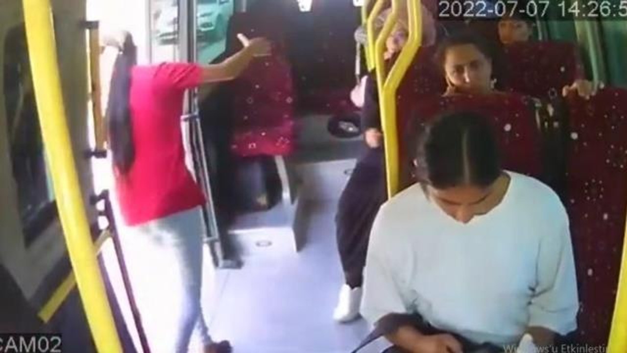 Minibüsten düşen kadın hayatını kaybetti: O anlar kamerada