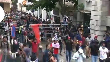 Download Video: Manifestantes se recusam a deixar palácio presidencial do Sri Lanka