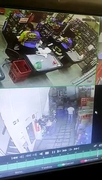 Câmeras flagram ação de criminosos em mercantil de Fortaleza