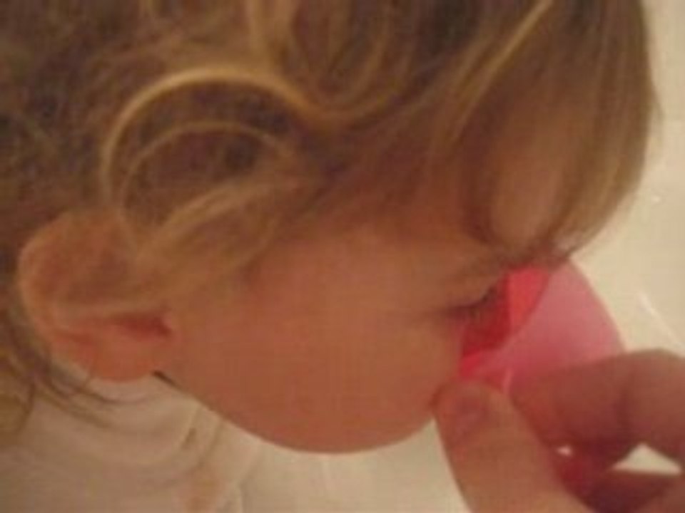 Ayline se brosse les dents