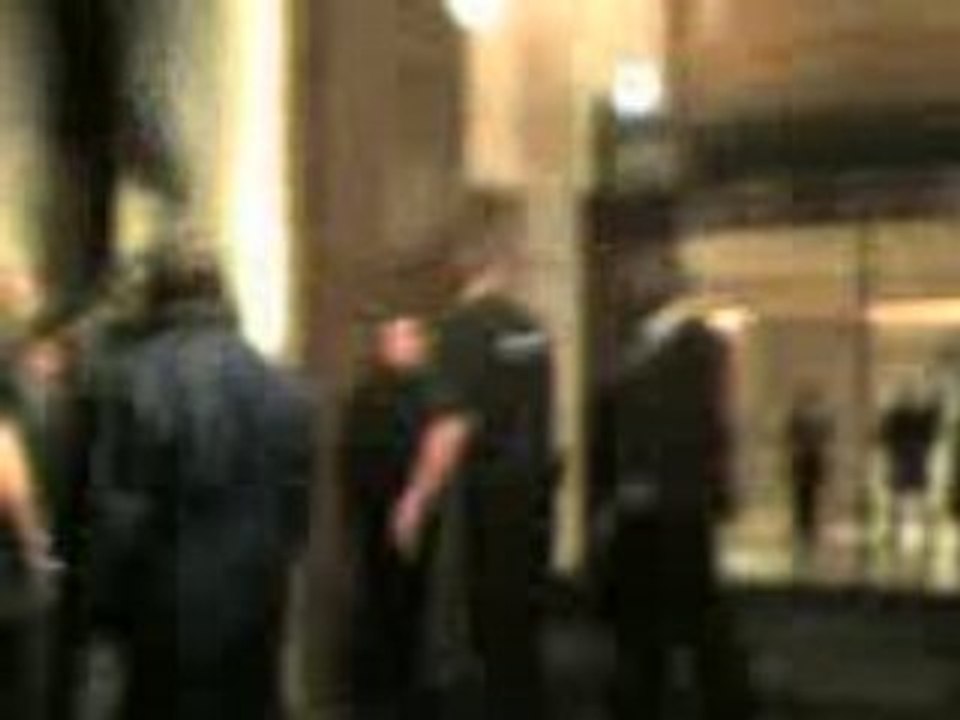 Tokio Hotel devant l'hôtel à Paris