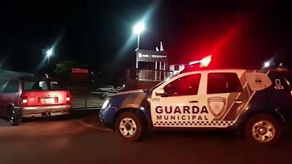 Descargar video: Guarda Municipal recupera veículo com registro de furto após tentar fuga de bloqueio de trânsito