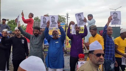 ईद की नमाज के बाद किया विरोध प्रदर्शन