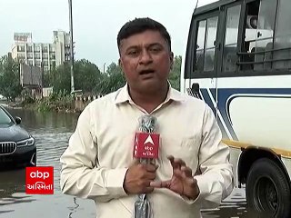 અમદાવાદના ધોધમાર વરસાદથી વાહનો ફસાયા પાણીમાં,  જુઓ વિડીયો