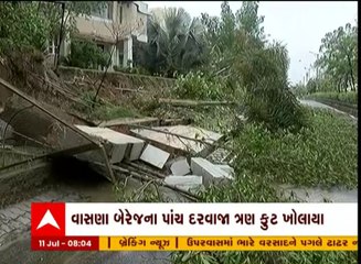 Ahmedabad: પ્રહ્લાદનગરમાં દિવાલ ધરાશાયી થતા મચી અફરા તફરી, જુઓ આ વીડિયો