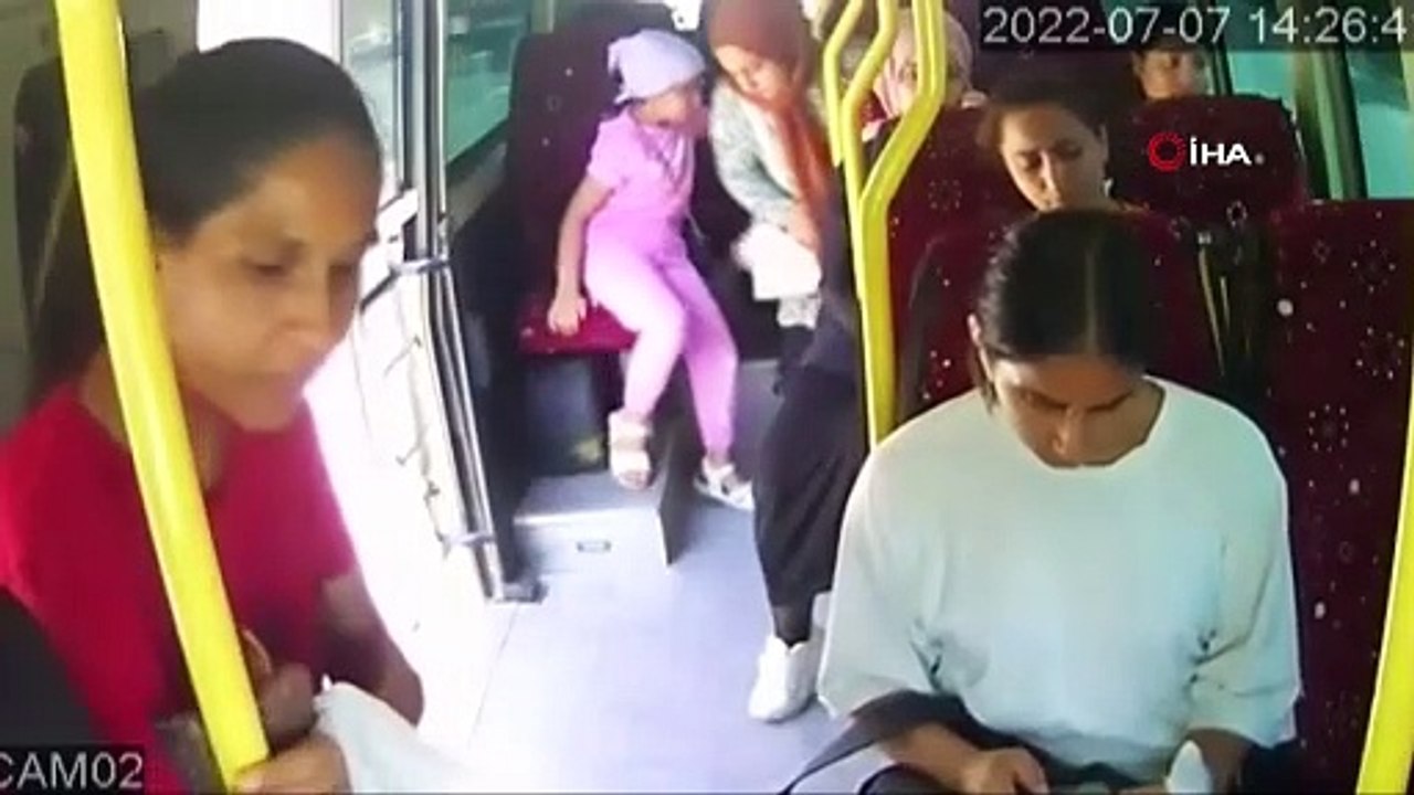 Bir anlık hatası ölüme sonu oldu... Minibüsten düşen kadın hayatını kaybetti