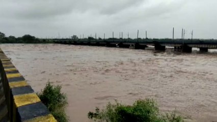अहमदाबाद के इसनपुर इलाके में फंसी बस, भारी मशक्कत के बाद लोगों को सुरक्षित निकाला