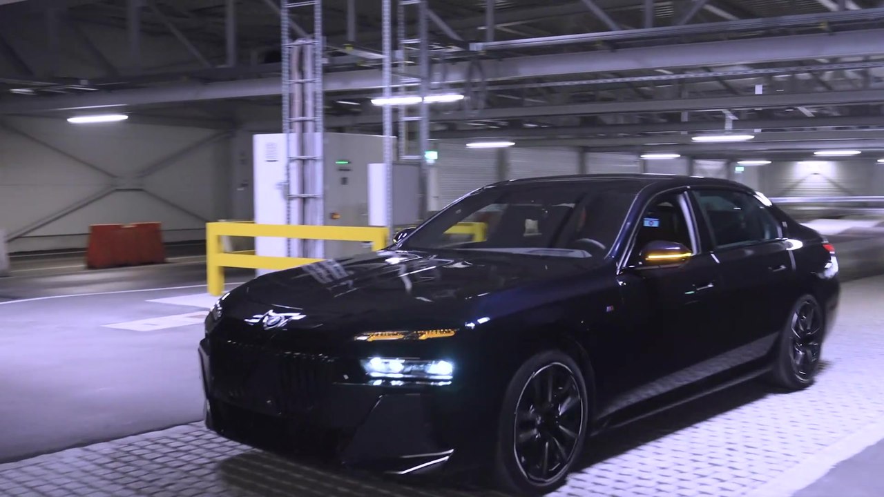 Automatisiertes Fahren im Werk beim BMW 7er pilotiert