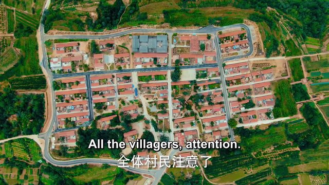 13：Le directeur du village diffuse une revue aux villageois. Le jeune homme est excité et loue les villageois que Haikou est son crédit.