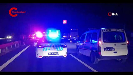 Bariyerlere çarptı, karşı şeride geçip devrildi: 3 ölü, 2 yaralı